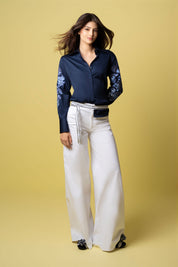 Modelo con pantalón dril blanco bota amplia 40cm - Bettina Spitz