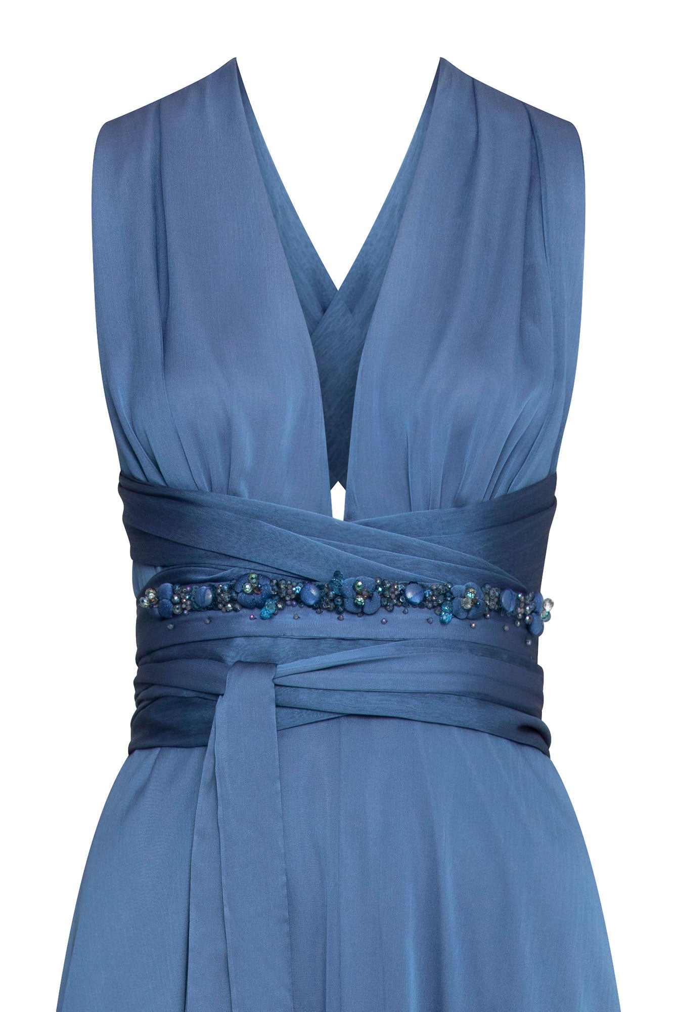 Detalle del escote en V y amarres con tira de brillos del vestido azul