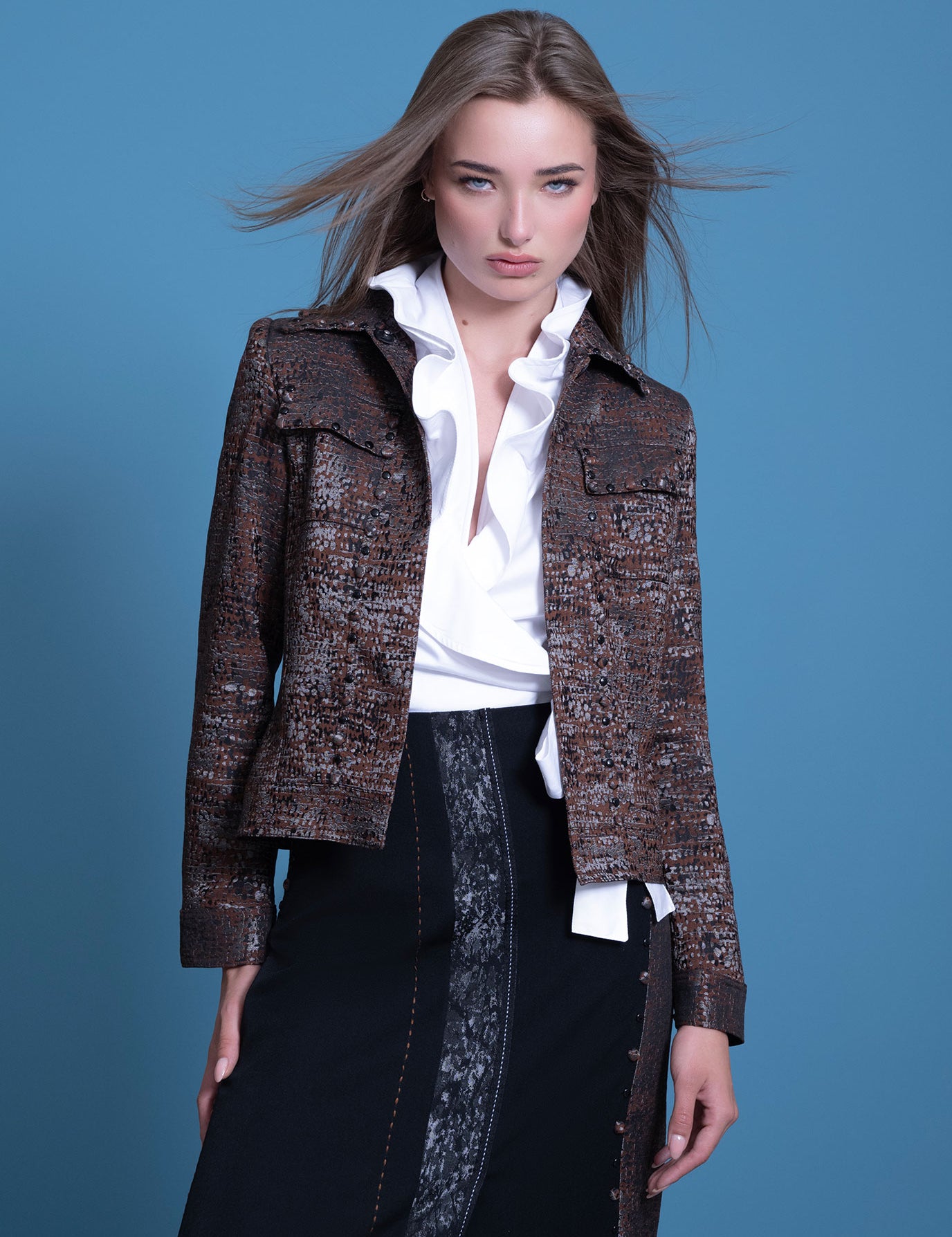 MODELO-CHAQUETA-JEAN-TAPAS-BOTONES-CHOCOLATE.jpg