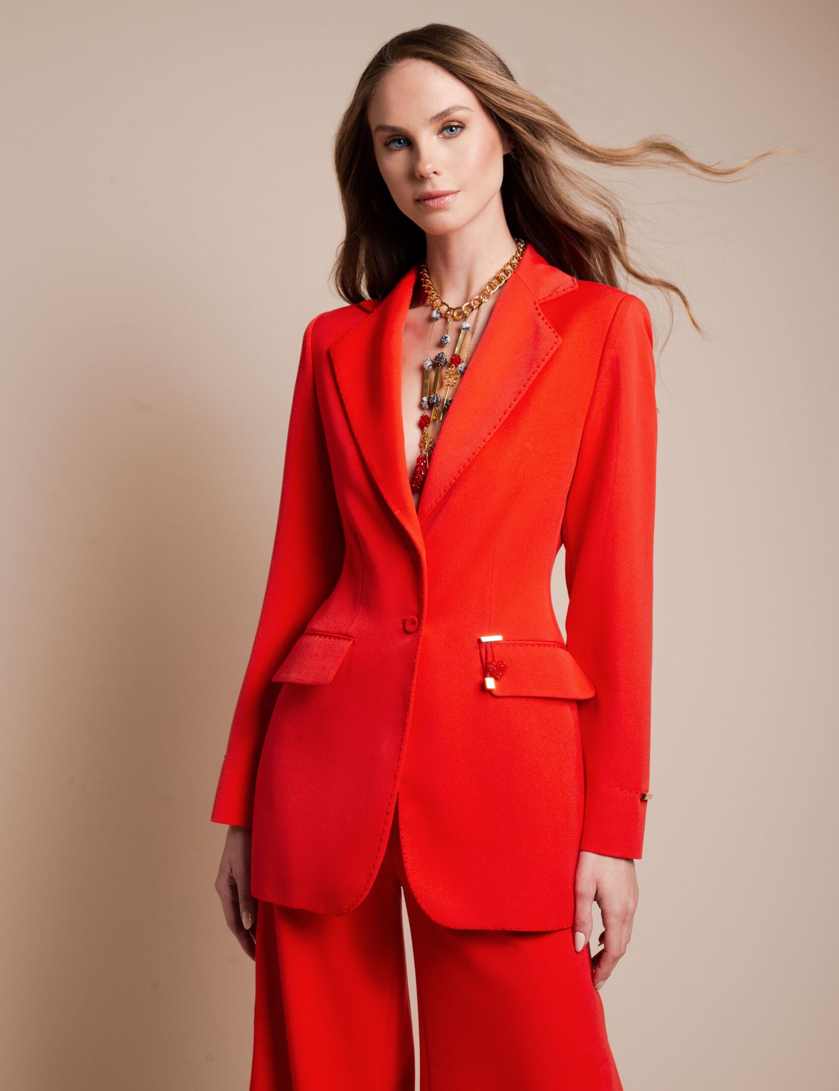 P03129-BLAZER-LARGO-CORAZON-BRILLO-TOMATE-MODELO-2-scaled.jpg