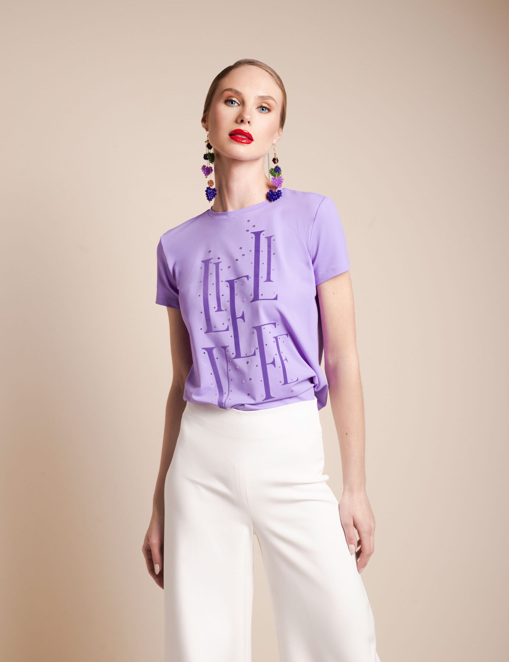 P03241-T-SHIRT-BASIC-LIVE-LILA-MODELO-scaled.jpg