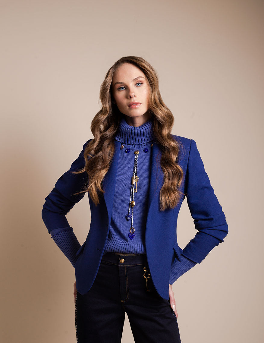 P03263-BLAZER-CORTO-PESPUNTE-LENTEJUELA-AZUL-MODELO.jpg