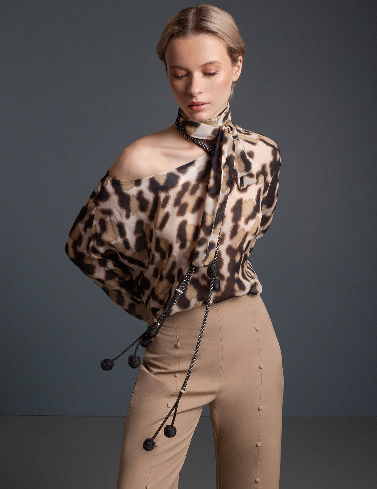 PANTALON-ALTO-BOTA-40-PP-TIRA-ARENA-Y-BLUSA-OJAL-FELINO-MODELO-2.jpg