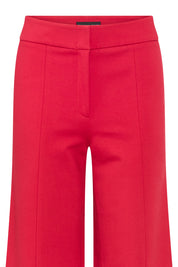 Detalle de la pretina y las costuras frontales del Pantalón Patch Ancho Rojo