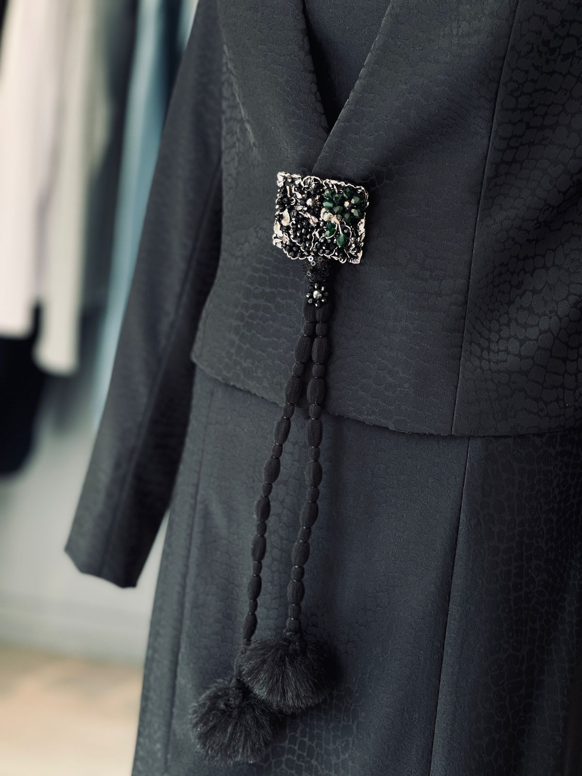 PRENDEDOR PLACA BRILLOS POMPOM NEGRO