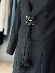 PRENDEDOR PLACA BRILLOS POMPOM NEGRO