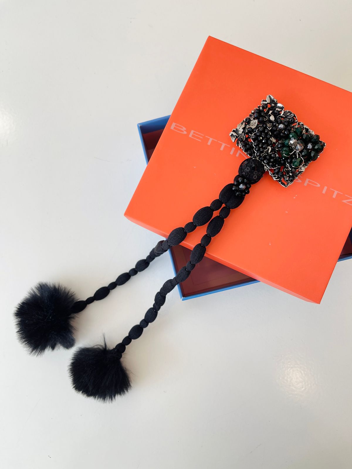 PRENDEDOR PLACA BRILLOS POMPOM NEGRO