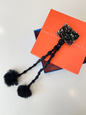 PRENDEDOR PLACA BRILLOS POMPOM NEGRO