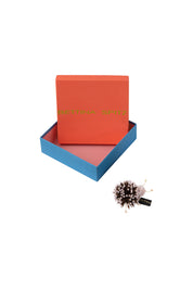 Prendedor Catarina Café junto a caja Bettina Spitz