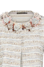 Saco Michell Flor Ramita Tweed – detalle flores bordadas en el cuello