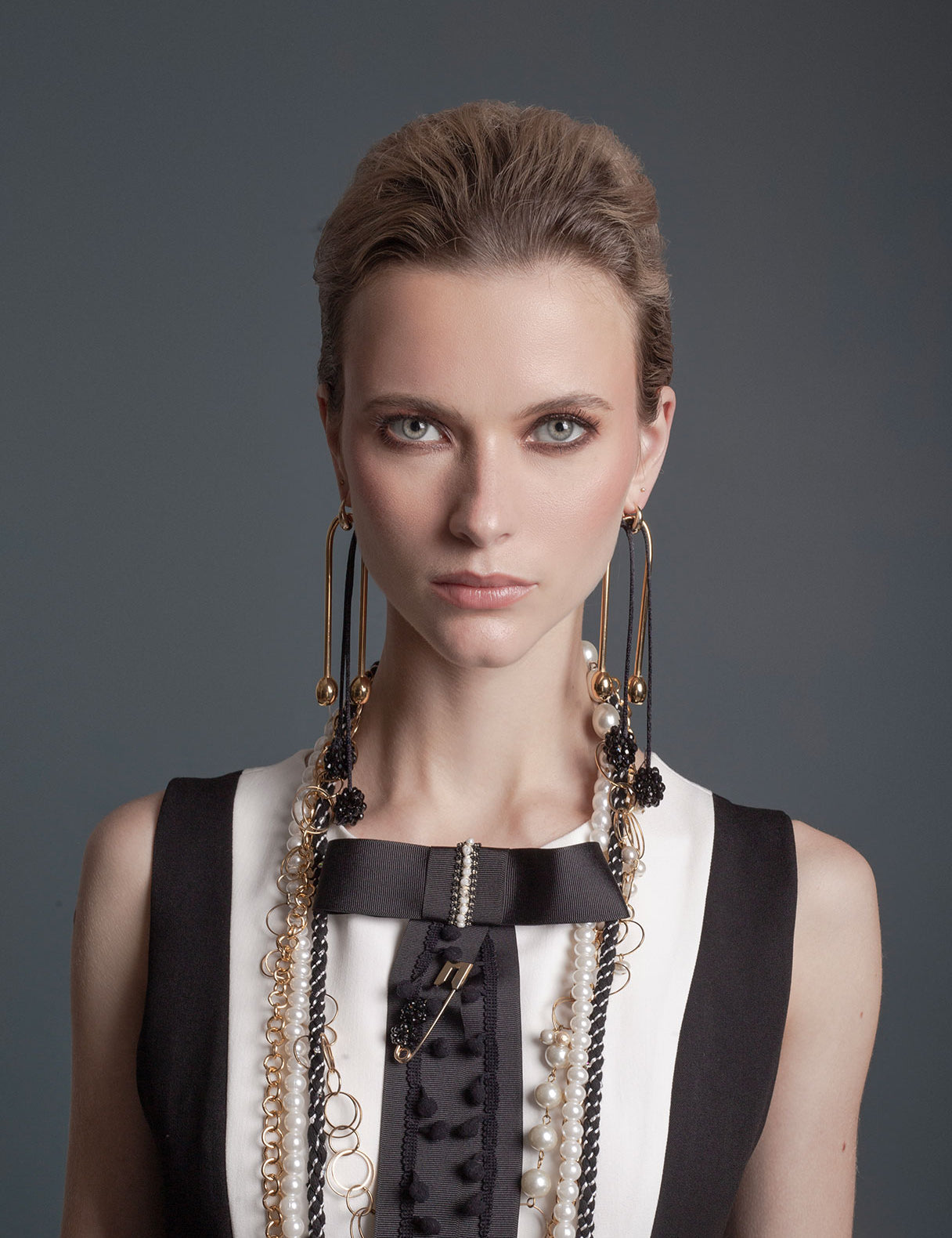VESTIDO-CORTE-HOMBRO-ABERTURA-B-N-MODELO-2.jpg