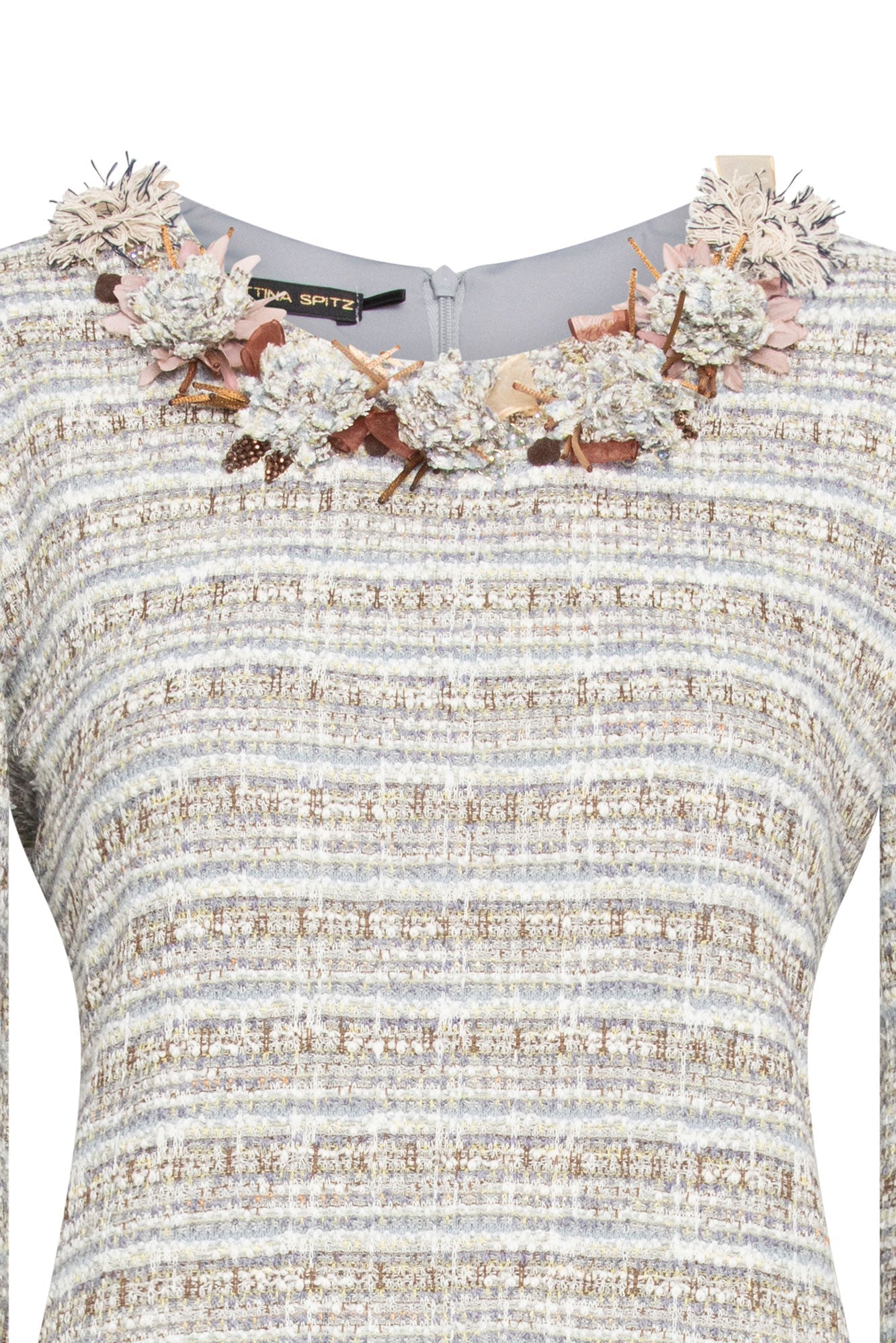 Vestido Michell Flor Ramita Tweed – detalle flores bordadas a mano en el escote
