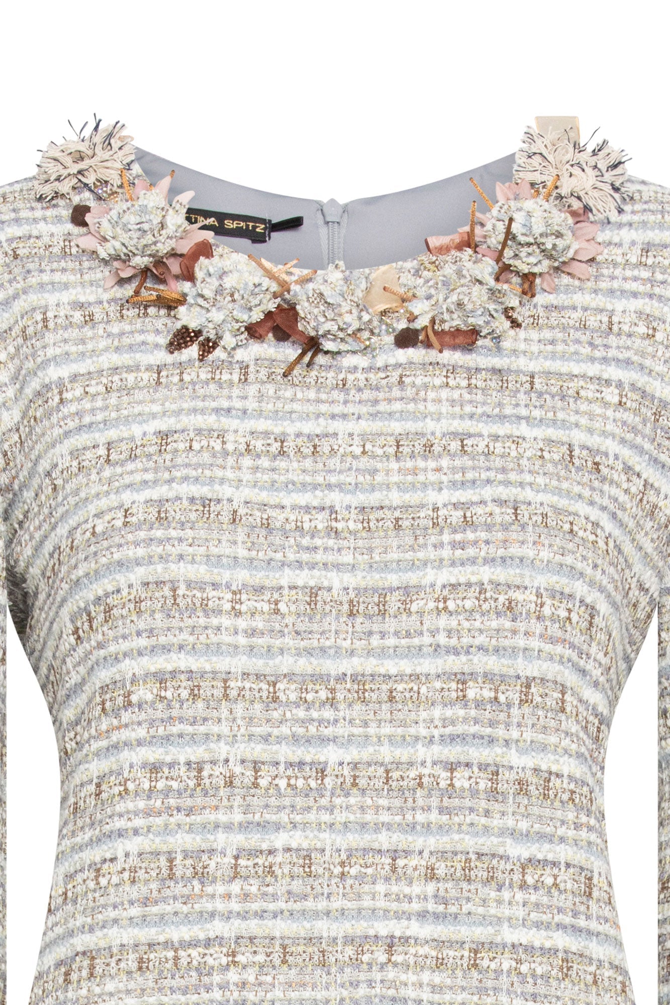 Vestido Michell Flor Ramita Tweed – detalle flores bordadas a mano en el escote
