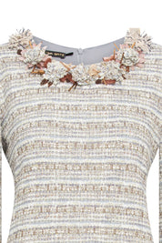 Vestido Michell Flor Ramita Tweed – detalle flores bordadas a mano en el escote
