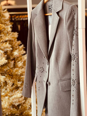 BLAZER LARGO BOTON TILA GRIS