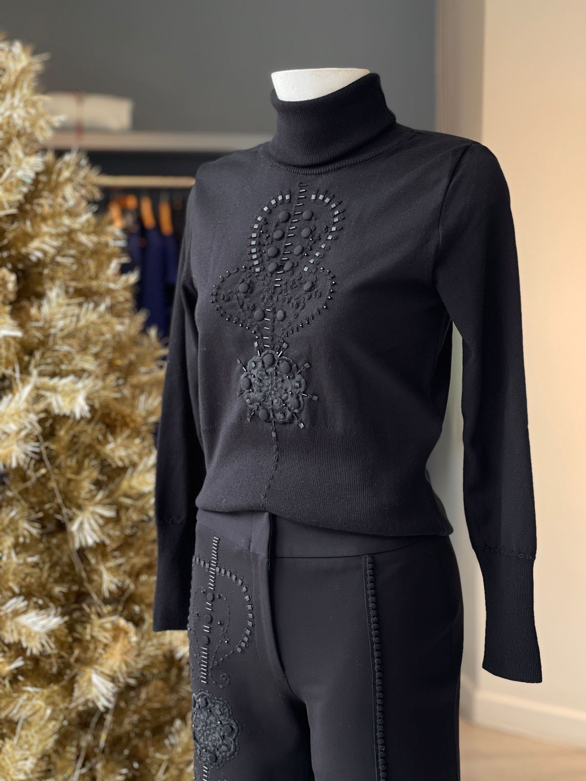 SACO CUELLO ALTO FLOR GUIPIURE NEGRO