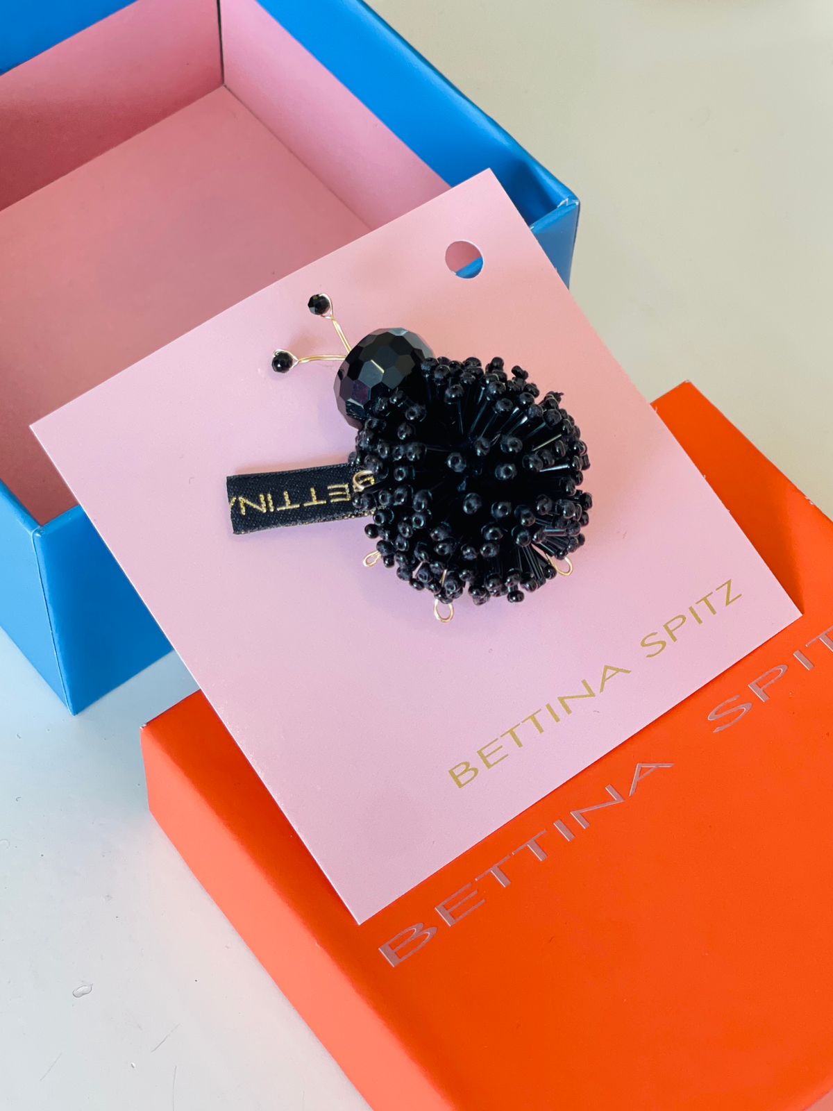 PRENDEDOR MARIQUITA NOCTURNA NEGRO