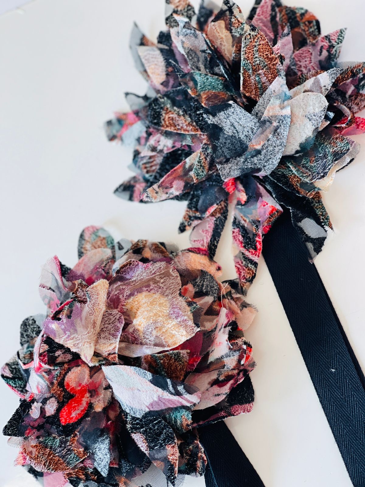 PRENDEDOR FLOR DEVORE NEGRO