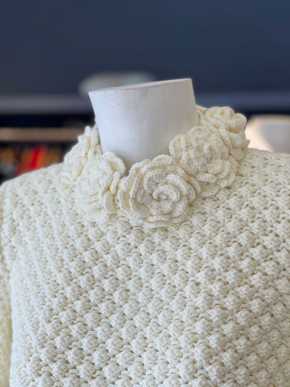 Zoom detalle saco tejido nácar cuello rosas - Bettina Spitz