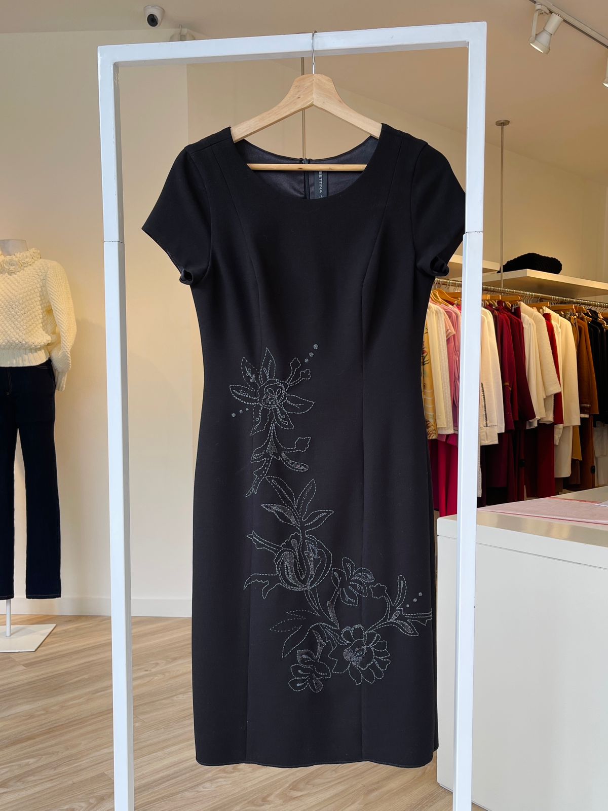 Vestido Valentina negro bordado flor gráfica - Bettina Spitz