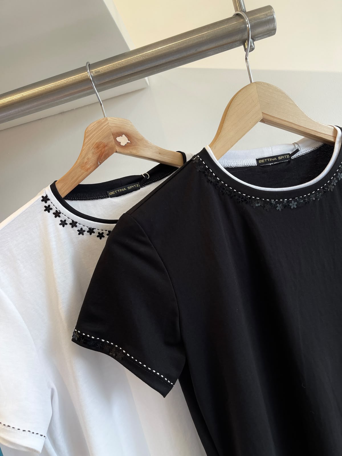 T-Shirt Vivo Pespunte Flores Negro