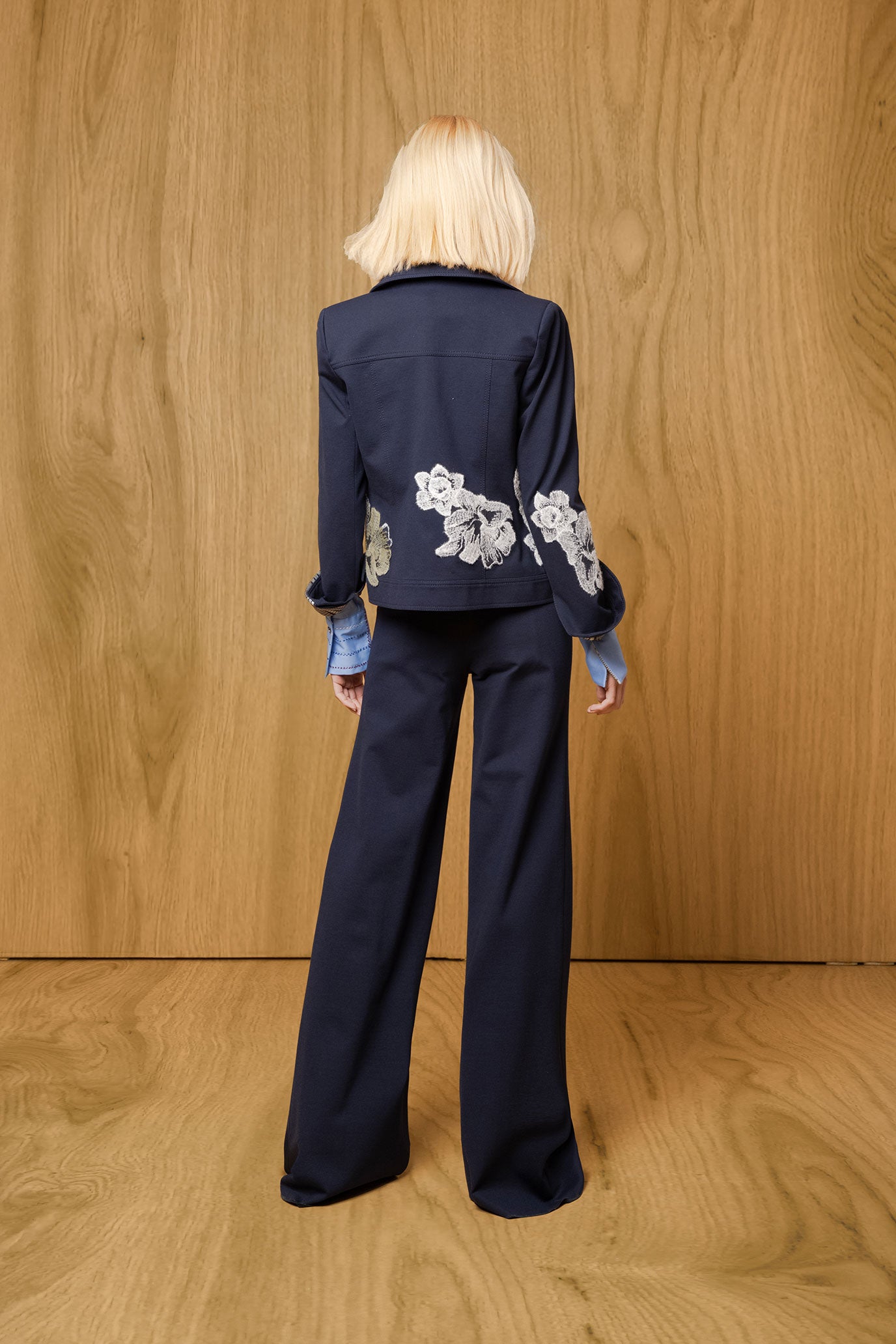 foto-modelo---chaqueta-jean-flor-hilo-navy-esp.jpg