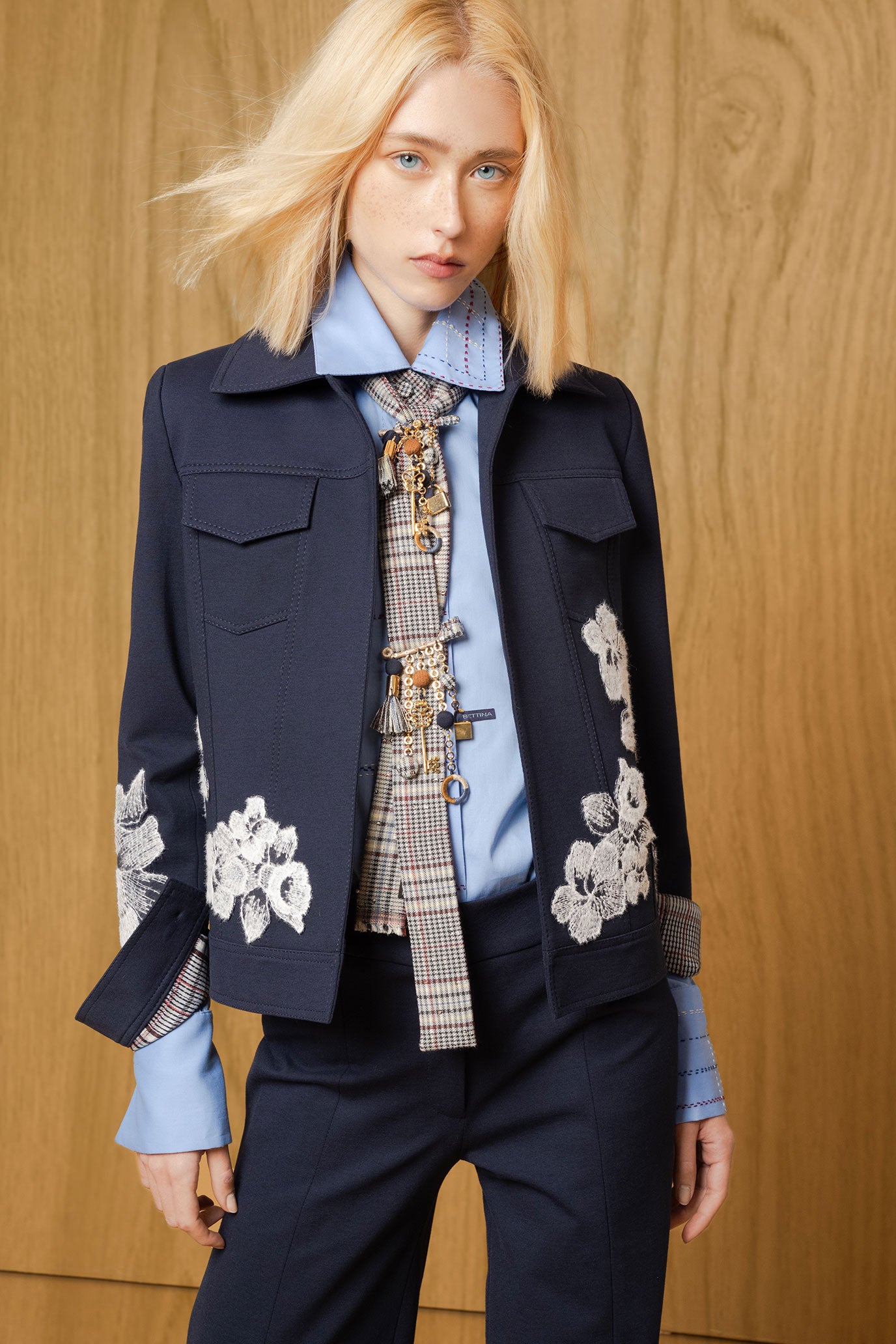 foto-modelo---frente-chaqueta-jean-flor-hilo-navy.jpg