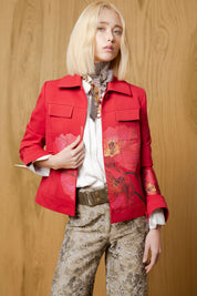Chaqueta Jean Cayena Rojo llevada por modelo, vista frontal
